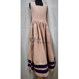 saya dress kirtle girl 16th century